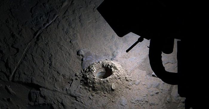Roverul Curiosity fotografiază Marte pe timp de noapte cu LED-uri speciale