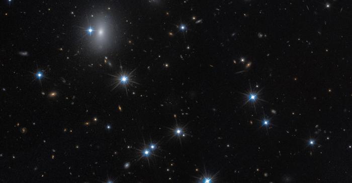 Telescopul Hubble a descoperit o galaxie aproape invizibilă, formată în proporție de 99% din materie întunecată