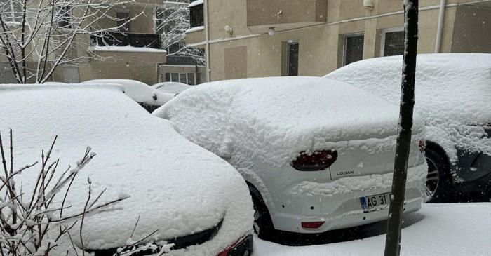Zăpada de pe mașină poate provoca reparații costisitoare în doar 24 de ore