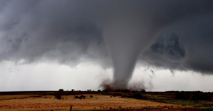 Ce simți când ești prins în interiorul unei tornade?