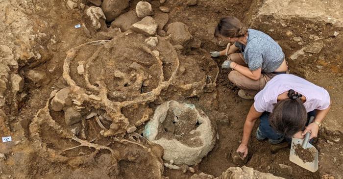 Două tezaure celtice masive descoperite în Anglia ar putea marca funeraliile unei regine