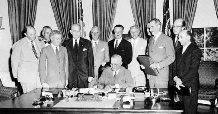 NATO a fost înființată în 1949 pentru a opri expansiunea sovietică în Europa