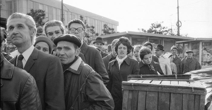 România anilor '80 a trăit cu coada la lapte de la 4 dimineața și televizor doar două ore pe zi