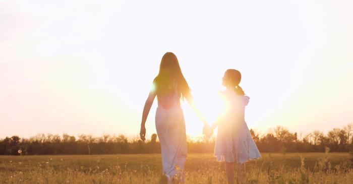 Trauma netratată a mamelor se transmite copiilor din generație în generație