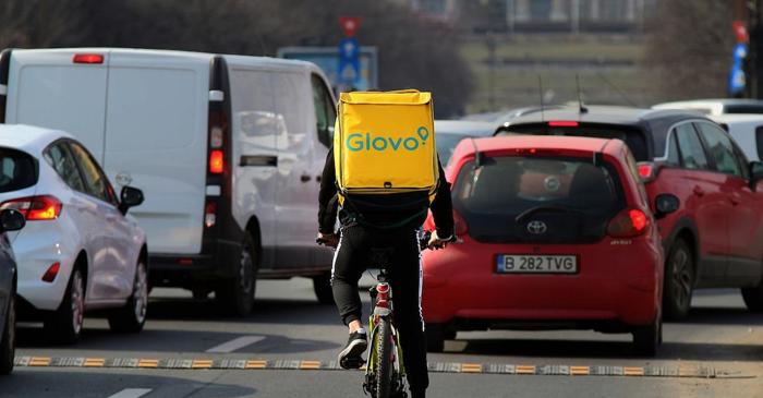 Curierii de livrare sunt responsabili pentru dezinfectarea rucsacurilor, dar controlul rămâne dificil