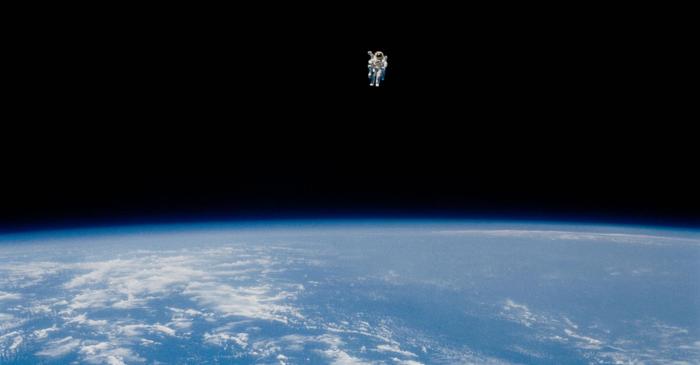De ce a zburat un astronaut nelegat de navă pentru a captura un satelit în 1984?