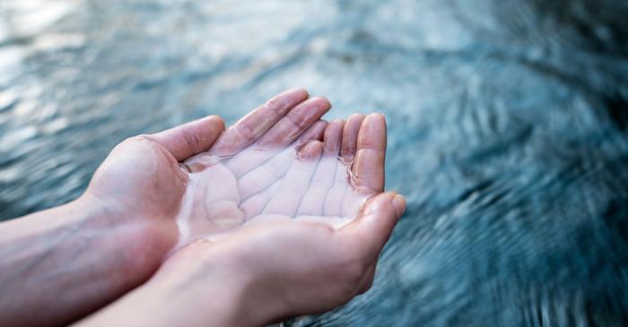 O adolescentă din Canada a dezvoltat alergie la apă după debutul menstruației