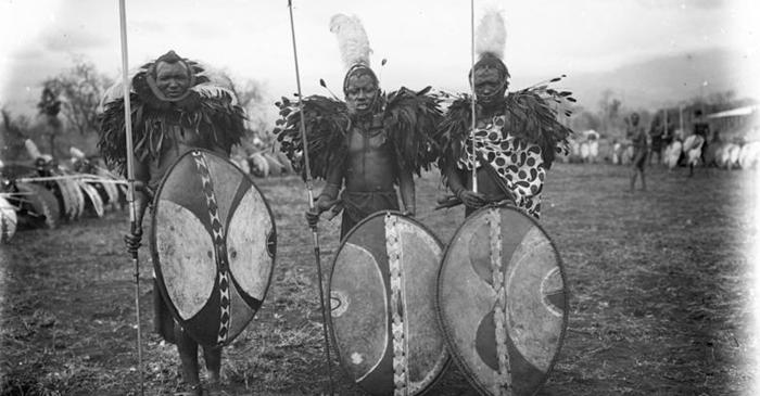 O scriitoare elveţiană şi-a abandonat viaţa europeană pentru un războinic din Kenya