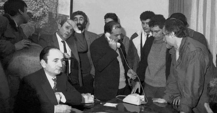 Petre Roman a scăpat de linșaj după ce a rostit „dragi tovarăși” în 1989