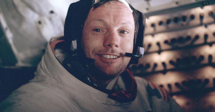 Soția lui Neil Armstrong a descoperit într-un dulap obiecte pe care NASA le credea rămase pe Lună