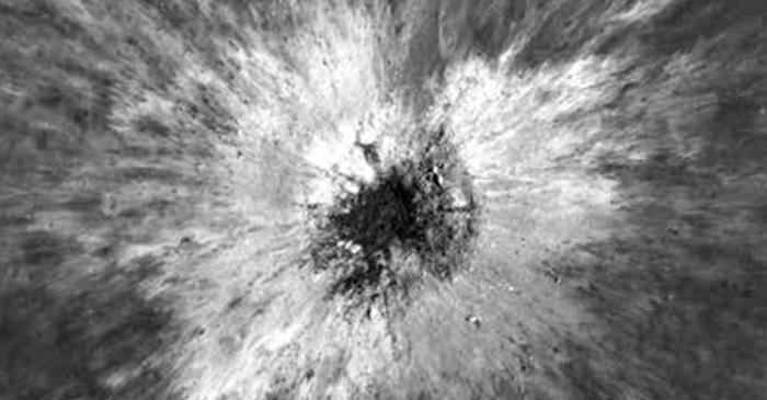 Un asteroid a săpat un crater de 225 de metri pe Lună într-un eveniment care se întâmplă o dată la 139 de ani