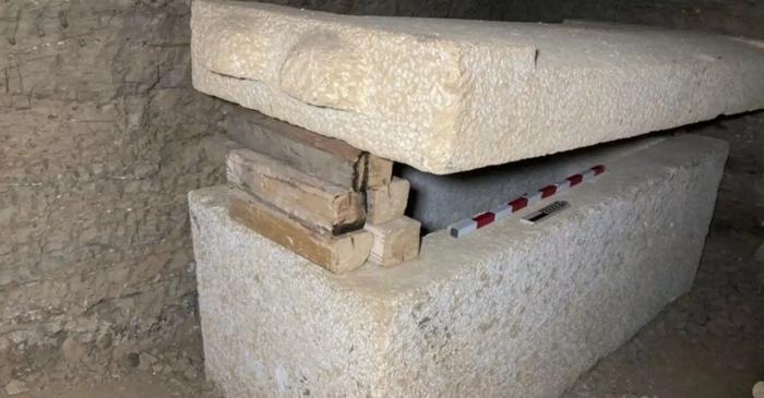 Un mormânt sigilat a dezvăluit o mumie acoperită cu aur după 4.300 de ani