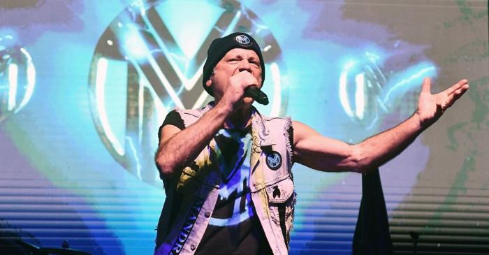 Solistul trupei Iron Maiden a zburat ani la rând cu pasageri comerciali la bord